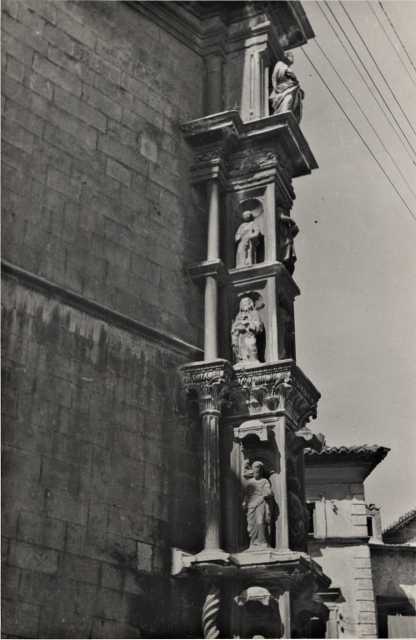 Anonimo — Duknovich Giovanni - sec. XV - Vicovaro, Tempietto di S. Giacomo Maggiore, portale, nicchie angolari — particolare, spigolo sinistro
